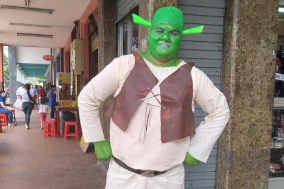 Johnny Jiménez lucía su disfraz hecho con liencillo, cuerina, fomi y gasa.