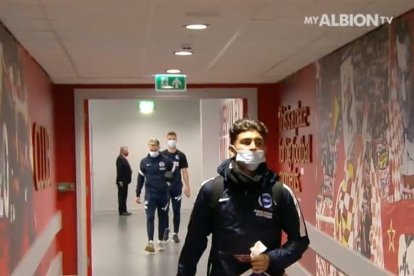 Jeremy Sarmiento llegó al estadio del Liverpool con una funda de una tienda ecuatoriana.