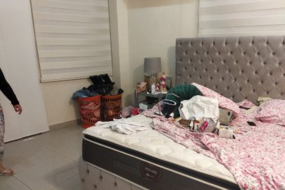 Los delincuentes revisaron toda la casa durante el falso operativo policial.