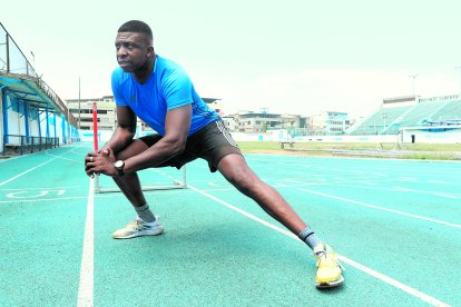 Gudman Chalá se alista para competir en el Sudamericano Máster de Atletismo de Lima.