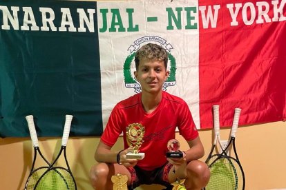 Jhon Moncada, a quien llaman Peke, y los trofeos que ha ganado los últimos meses en EE.UU.