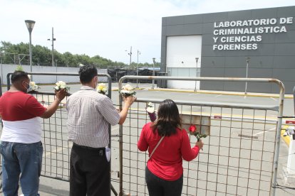 Familiares de tres personas  fallecidas durante los meses de mayor pico de la pandemia relatan el viacrucis que han vivido para hallar sus cuerpos.GUAYAQUIL-ECUADOR