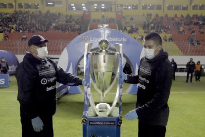 Las bromas no se hicieron esperar con el trofeo de LigaPro en el partido Aucas vs. Liga de Quito.