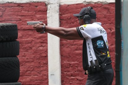 El jamaiquino Ron Brown llegó a entregar su experiencia en el tiro práctico.