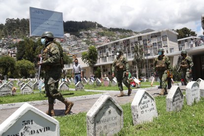 Miembros de las Fuerzas Armadas brindaron seguridad en el cementerio.