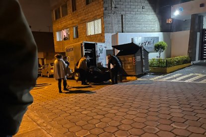 El cadáver del joven fue hallado en el garage de un domicilio.