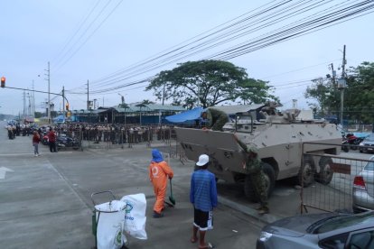 Personal militar con dos tanquetas del ejército y dos buses de transporte de la aviación de las Fuerzas Armadas permanecen en interior y exterior del Centro de Privación de Libertad Guayas #2
