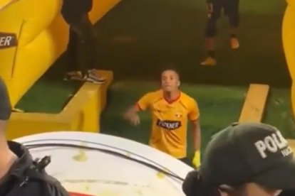 Byron Castillo tuvo un cruce de palabras con los hinchas de Barcelona, luego de perder ante 9 de Octubre.
