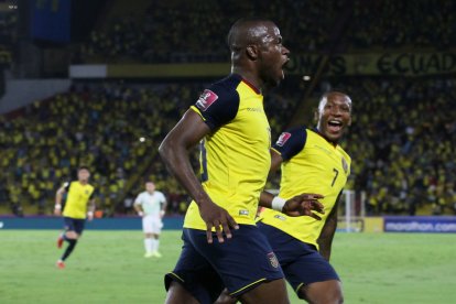 Enner Valencia (i) y Pervis Estupiñán (d) son bajas en la Tricolor para el duelo ante Venezuela.