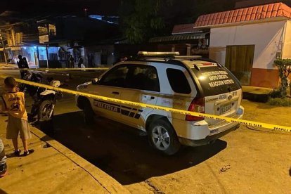Agentes revisaron la acera donde conversaban Aron Naranjo y Edwin Loor.