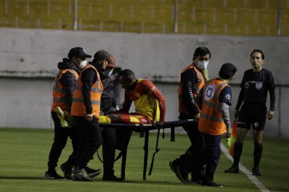 El volante Jhonny Quiñónez salió lesionado en el duelo ante Liga de Quito. Será baja de seis a nueve meses.
