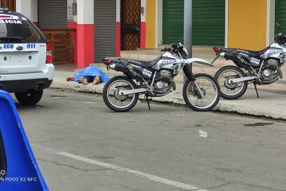 El herido fue atacado en un departamento y habría salido a buscar ayuda.