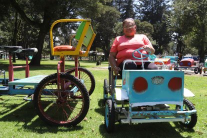 Creó un coche con doble pedal para que alcance toda la familia. Hasta las abuelitas gozan con el paseo.