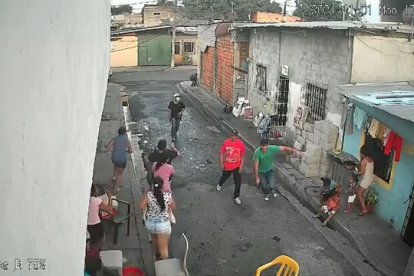 Los malandrines vestía camiseta verde, otro roja y un tercero camiseta negra. Todos estaban armados.