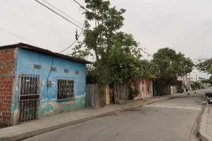 En el exterior de este inmueble conversaban las víctimas cuando fueron atacados.