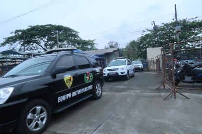 Agentes del GIR levantaron los explosivos hallados dentro de la cárcel.