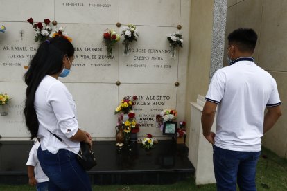 La tumba de Efraín Ruales fue visitada por seguidores