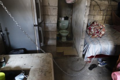 La cadena mide cinco metros, la cual le permite desplazarse por el interior de su  vivienda.