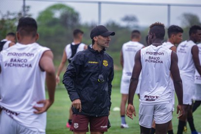 El DT argentino Fabian Bustos (c) cumple su segunda temporada en Barcelona.