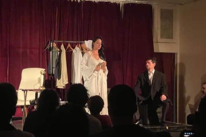 Los actores Pepe Sánchez y en pleno escenario.