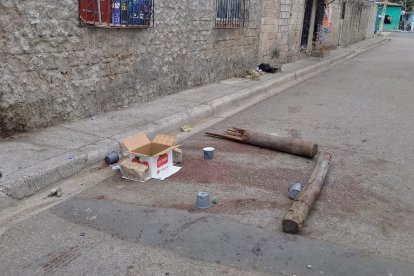 Familiares  de Antonio Villalba encendieron una vela en el lugar  donde fue asesinado.