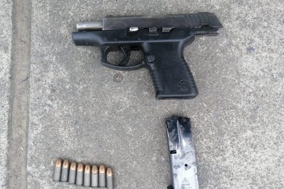 El arma y las municiones que el detenido llevaba.