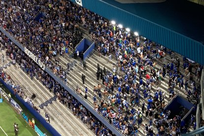 El pasado 24 de octubre, durante el Clásico del Astillero, un grupo de hinchas de Emelec se enfrentó en una de las generales del Capwell, por lo que el COE Nacional decidió sancionar al escenario.