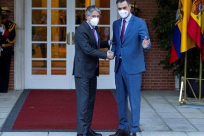 El presidente del Gobierno, Pedro Sánchez (d), recibe al presidente de Ecuador, Guillermo Lasso (i), este jueves en el Palacio de la Moncloa, en Madrid.