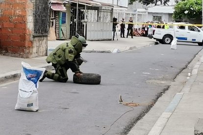 Los agentes antiexplosivos siempre resguardan la zona con unos 20 metros de distancia como mínimo.