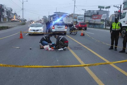 La víctima quedó en medio de la avenida.