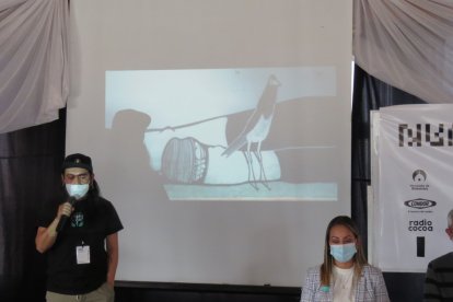 Uno de los artistas durante la presentación.