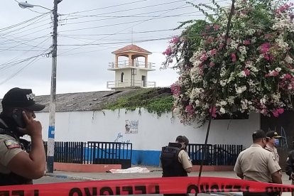 Gendarmes apostados fuera de la iglesia que fue escenario de un hecho violento este 5 de noviembre.