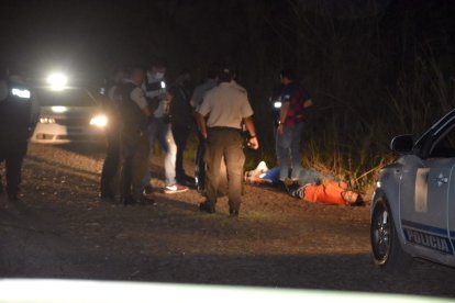 Los agentes realizaron allanamientos para ubicar a los responsables del doble crimen.