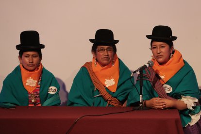 BOL03 LA PAZ (BOLIVIA) 05/11/2021.- Las cholitas escaladoras Ana Lía Gonzales (d), junto a su madre, Dora Magueño (c), y Flora Chura (i), en rueda de prensa en La Paz, este viernes indicaron que este 18 de noviembre ascenderán al Sajama (6.542 metros), la montaña más alta de Bolivia. Mensajes de empoderamiento femenino, lucha contra la violencia machista y la promoción de una alimentación sana resonarán en los más de 6.500 metros de altitud del "Doctor Sajama", la montaña más alta de Bolivia en una iniciativa de las cholitas escaladoras bolivianas. EFE/Martin Alipaz