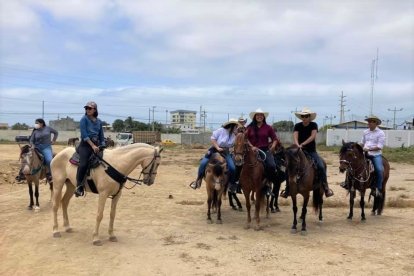 Las mujeres también mostrarán sus habilidades al montar a caballos.