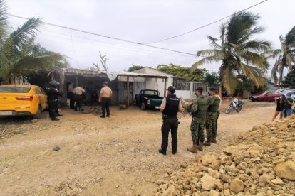 Personal policial y del Ejército, presente en el lugar para indagar del hecho.