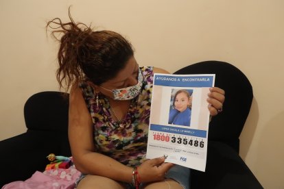 Johanna Zavala muestra una hoja con la foto de su hija. Denunció su desaparición.
