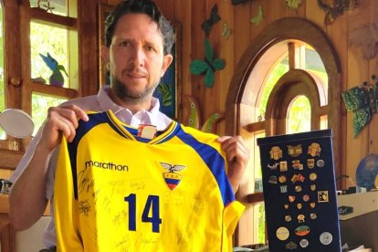 Juan Carlos Burbano guarda como tesoros camisetas y medallas que obtuvo durante su paso por la selección nacional.