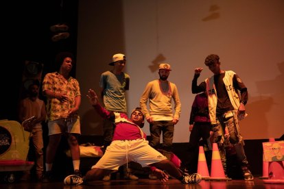 Un grupo de bailarines participan en el Show Tipo Matinée, el 29 de octubre de 2021, en el Centro Cultural Parque Central de Caracas (Venezuela).