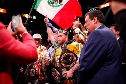 Canelo Álvarez (c) de México celebra tras vencer a Caleb Plant de EE.UU. en el MGM Grand Arena en Las Vegas, Nevada (EE.UU.)