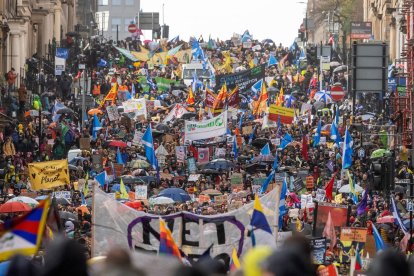 Miles de activistas y manifestantes marchaban ayer para exigir acciones de los líderes mundiales en la COP26 que tiene lugar en Glasgow, Gran Bretaña.