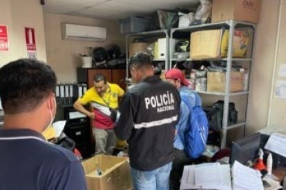 Agentes de Criminalística revisaron el sitio donde se produjo el robo.