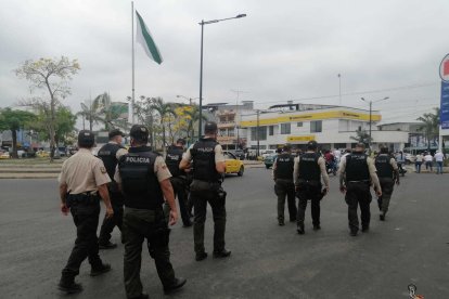 Decenas de agentes estuvieron en el sepelio de Ana Cristina Barco y de Tania Maribel Salvatierra.