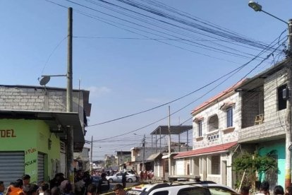 Los residentes de la popular zona se agolparon para tratar de informarse respecto a lo ocurrido.