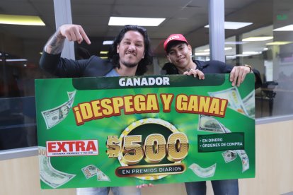 Logan & Logan (i) y Pelado H (d) al salir de EXTRA fueron corriendo a comprar su diario.