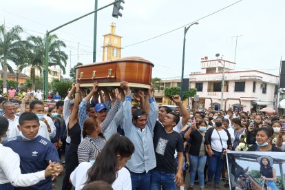 La quinceañera fue sepultada en medio del dolor de sus deudos.