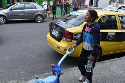 La madre del menor fallecido quedó consternada luego del accidente.