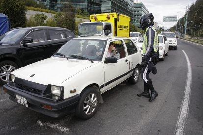 Agentes de Tránsito salieron a las calles desde tempranito para controlar la medida.