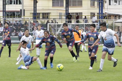 Karlita Montalvo es feliz jugando fútbol. No tiene miedo al disputar el balón en los partidos.