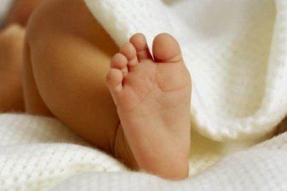 El bebé nació con una cola que luego fue extirpada.